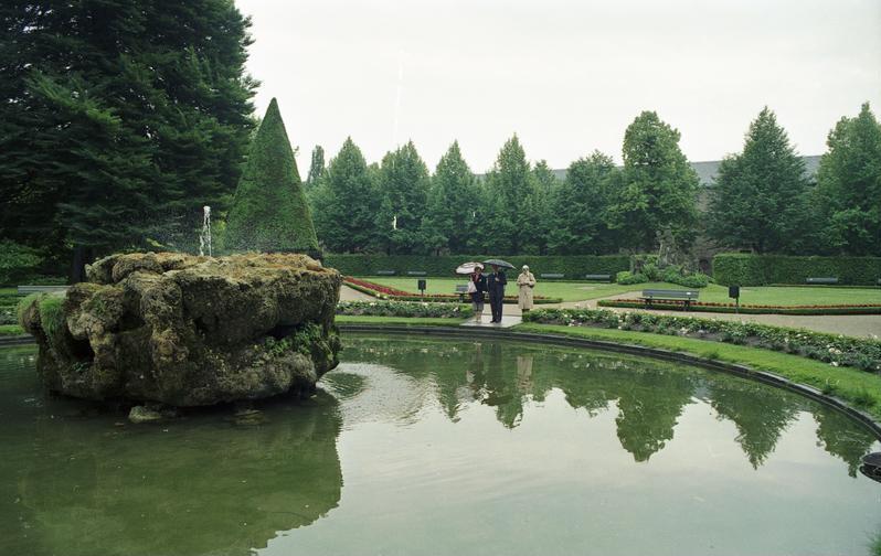 File:Bundesarchiv B 145 Bild-F079089-0025, Würzburg, Park der Residenz.jpg