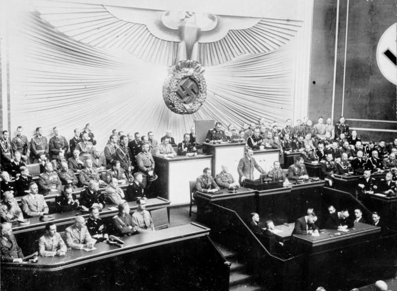 Fotografía de la histórica sesión del Reichstag de 1939, con Adolf Hitler en la tribuna. Fuente y autoría: Bundesarchiv, Bild 183-E10402 / CC-BY-SA