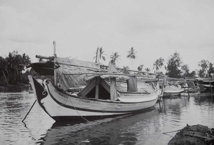 File:COLLECTIE TROPENMUSEUM Een Madurese prauw op de Martapura-rivier Bandjermasin TMnr 60040661.jpg