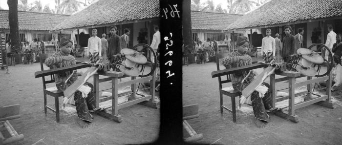 File:COLLECTIE TROPENMUSEUM Een jongen spint sisal met behulp van een Japans spinnewiel te Nanggoelan Jogjakarta Java TMnr 10011419.jpg