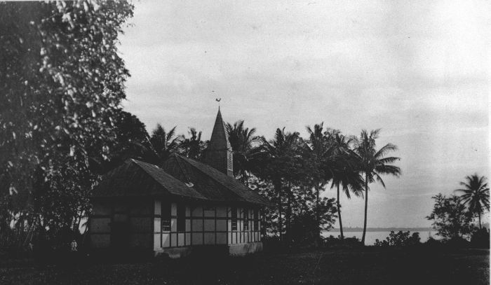 File:COLLECTIE TROPENMUSEUM Een protestantse kerk in Tobelo TMnr 60014252.jpg