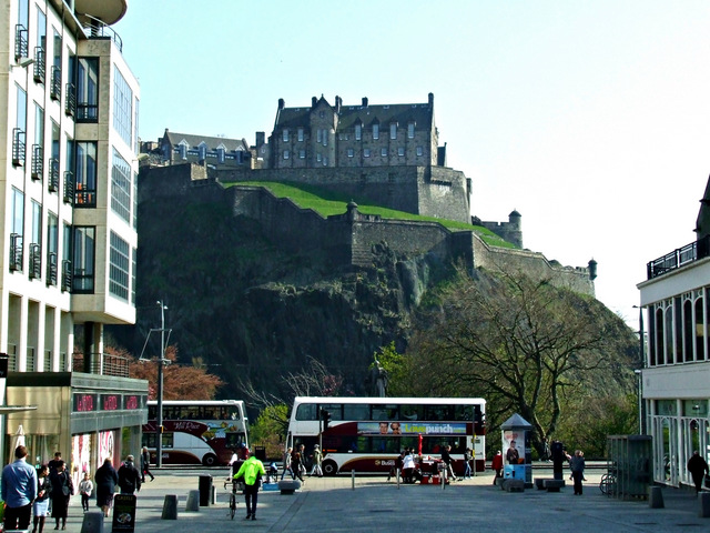 File:Castle Street and Edinburgh Castle (geograph 3971461).jpg