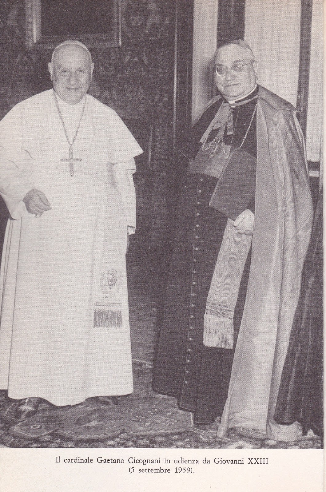 El cardenal Gaetano Cicognani en audiencia con Juan XXIII (5 de septiembre de 1959)