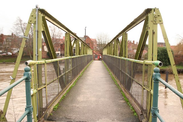 File:Footbridge to Town Lock - geograph.org.uk - 732193.jpg