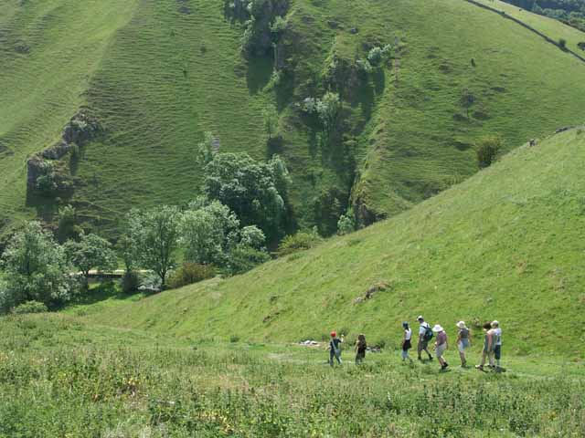 Footpath descending into Wolfscote dale - geograph.org.uk - 368916