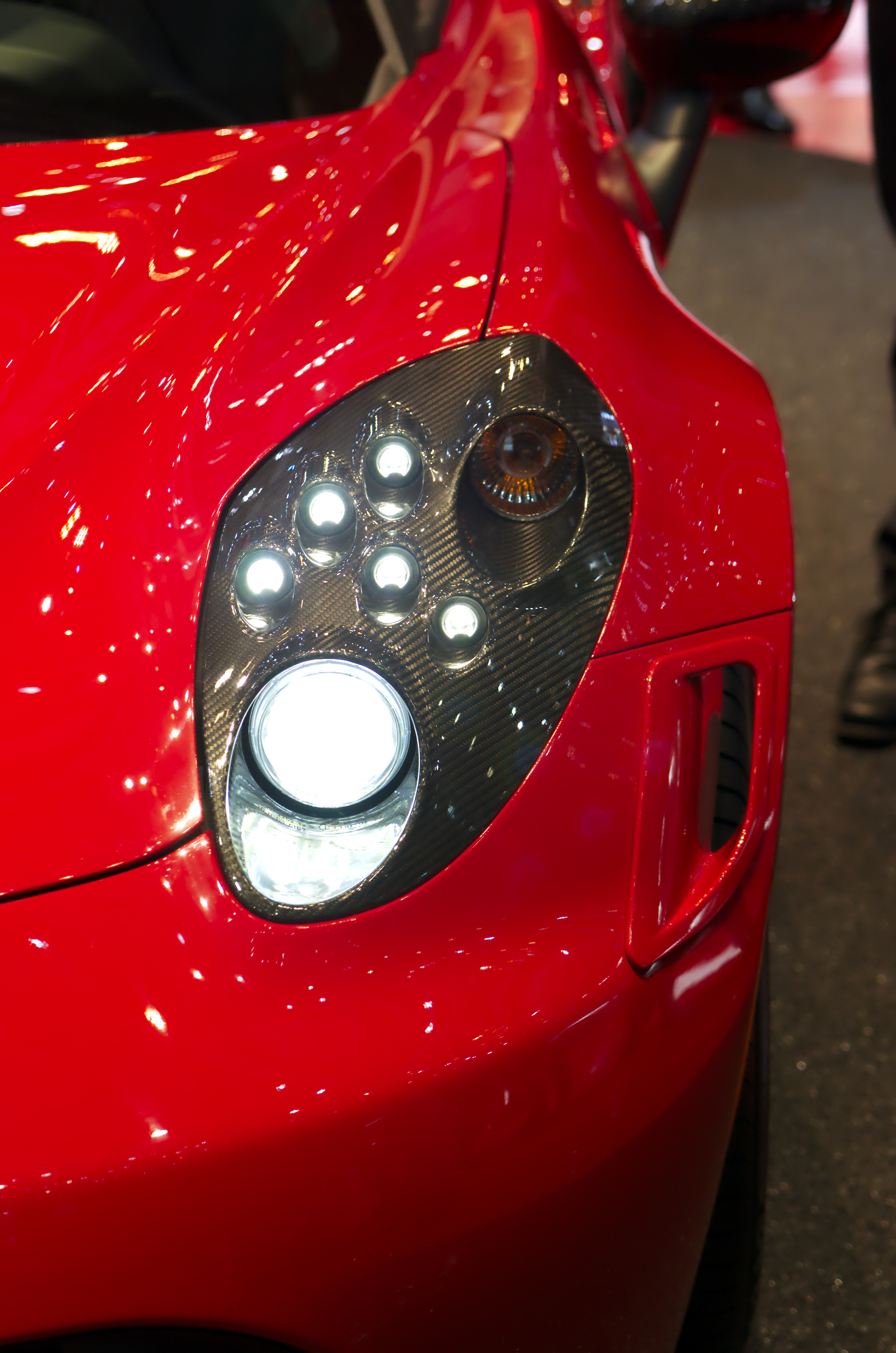 File:Geneva MotorShow 2013 - Alfa Romeo 4C red front light.jpg - Wikimedia  Commons