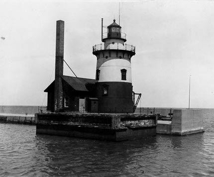 File:Harbor Beach Lighthouse historic.jpg