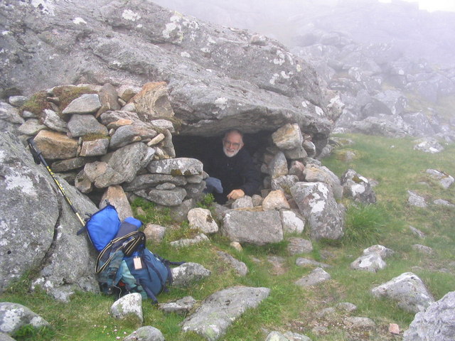 File:Howff in col between A' Mhaighdean and Ruadh Stac Mòr - geograph.org.uk - 1289824.jpg