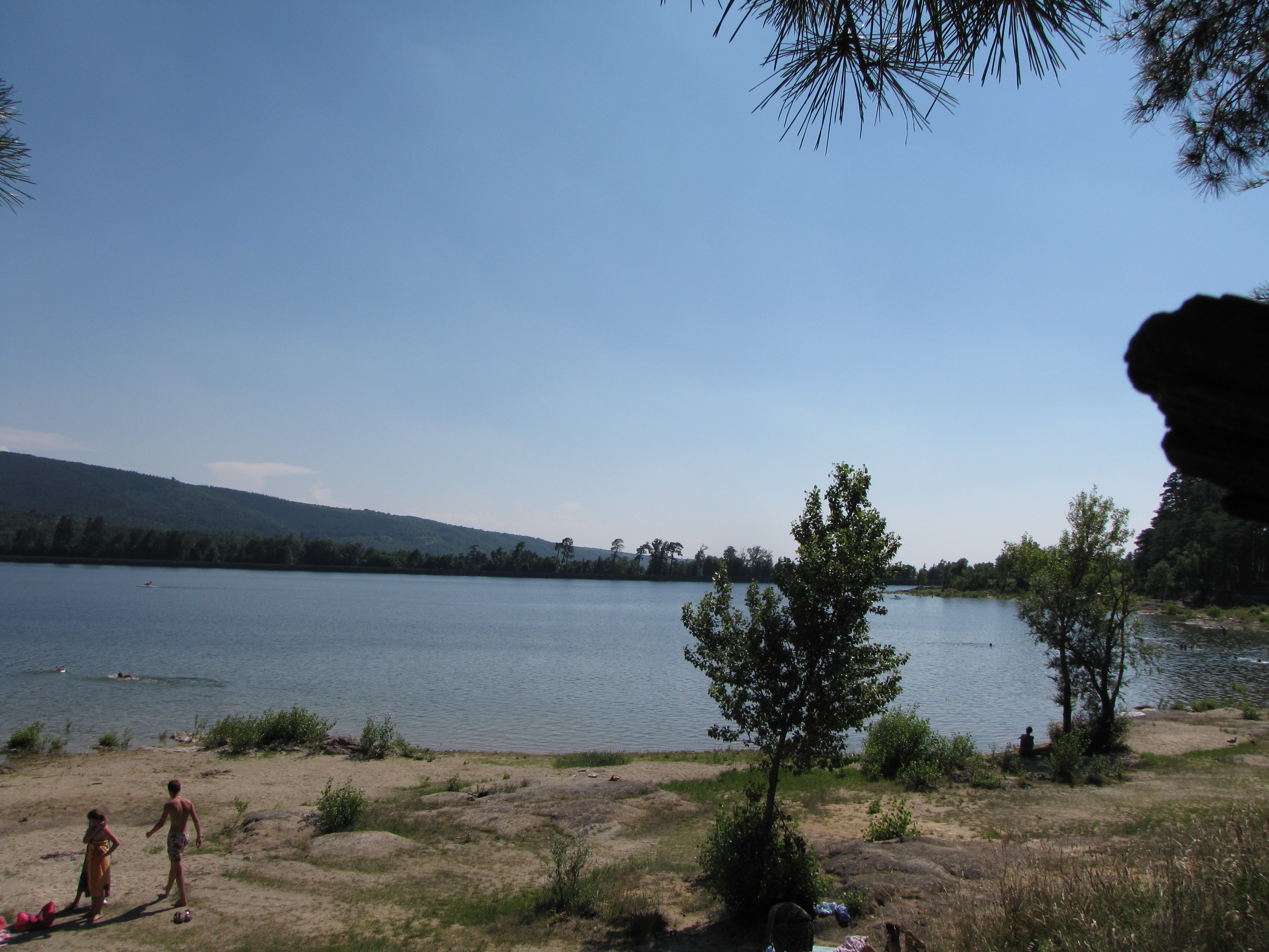 Озеро сена. Черное озеро в Сенном фото.