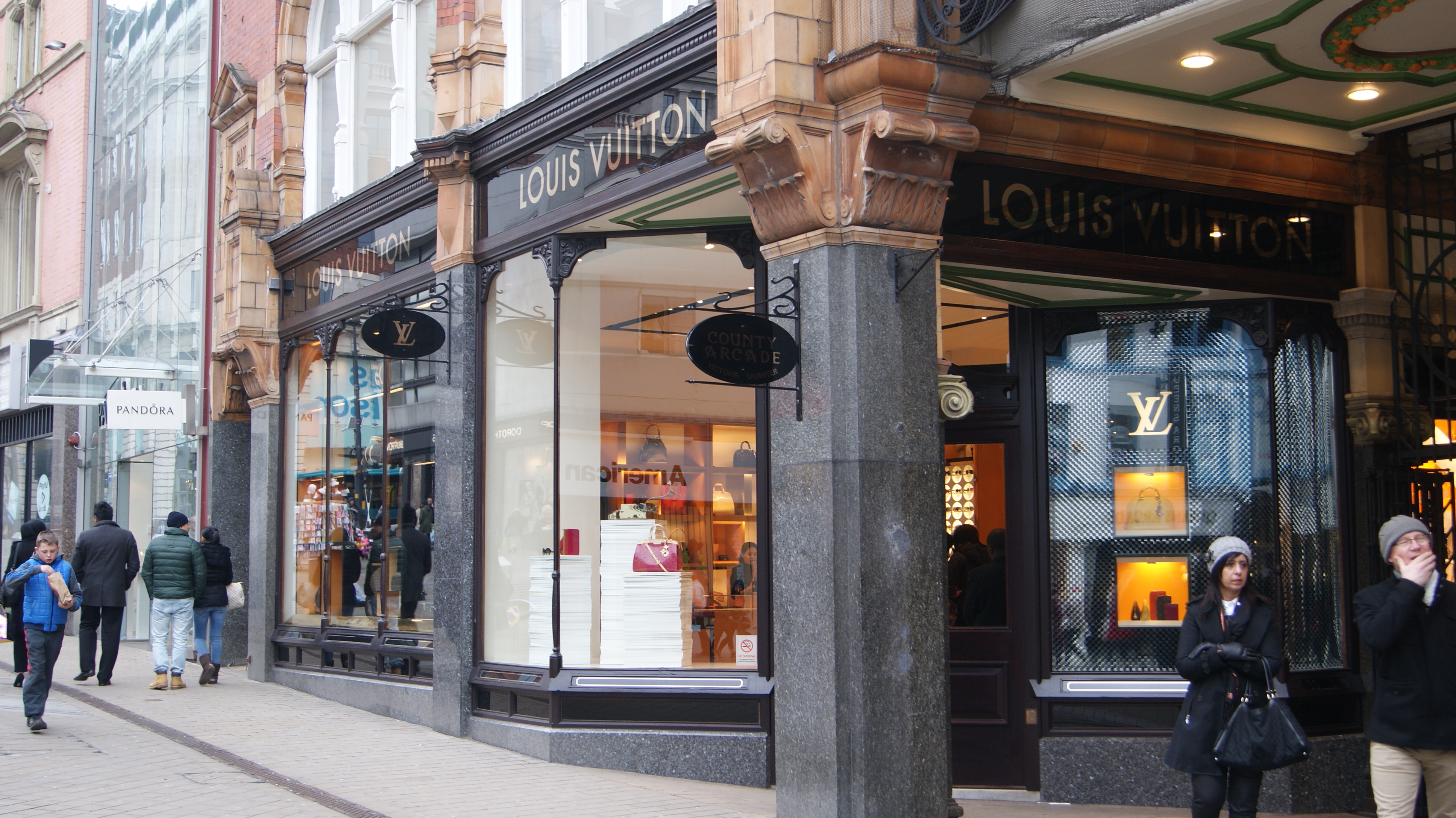 File:Louis Vuitton, Briggate (20th February 2013).JPG - Wikipedia