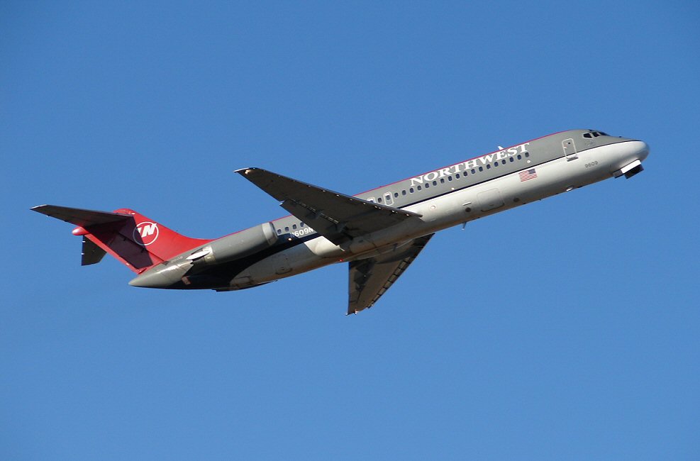 McDonnell Douglas DC-9 (293147968).jpg