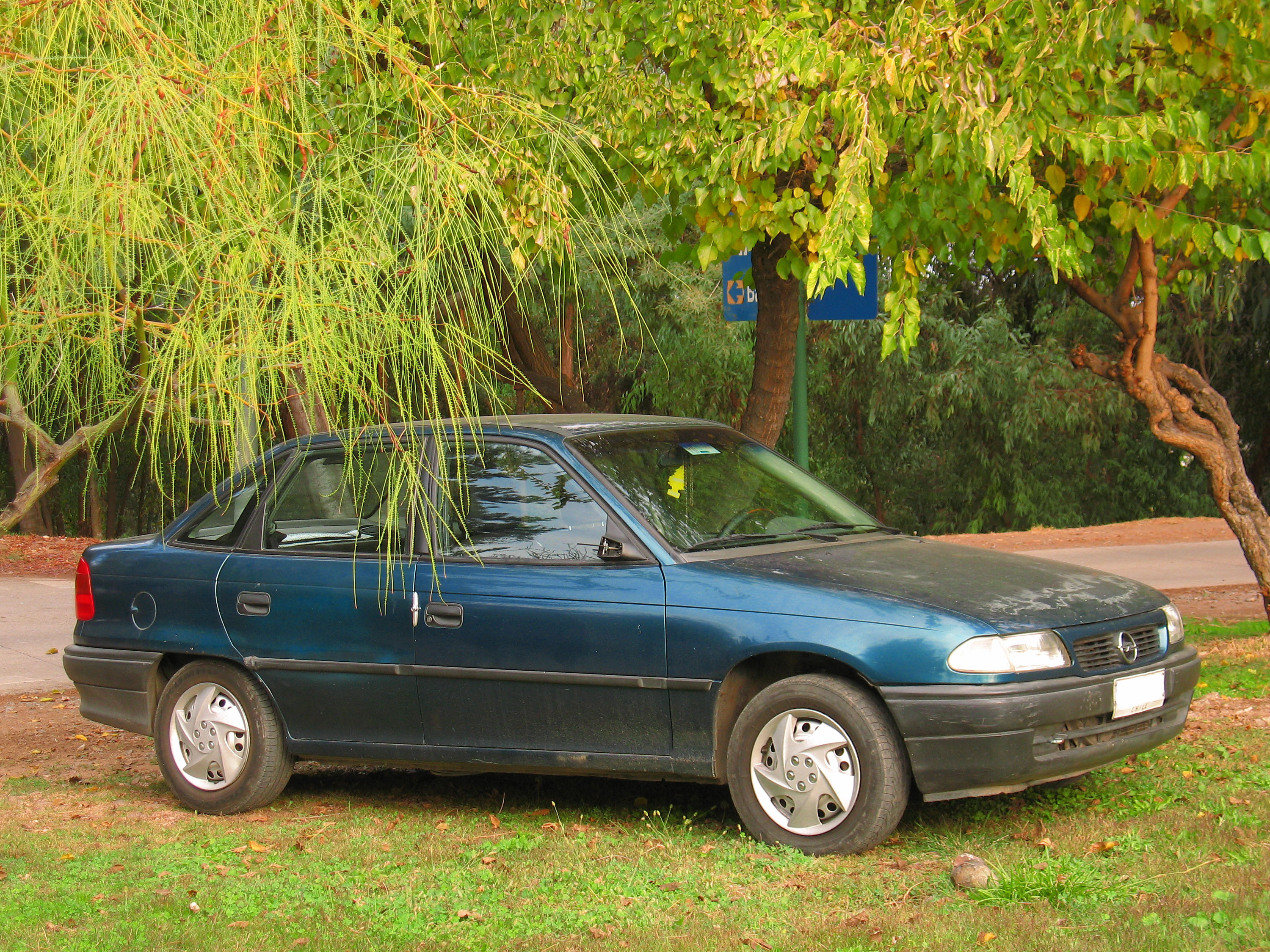 Pellen Gemiddeld Uitschakelen File:Opel Astra 1.6 1998 (15520861842).jpg - Wikimedia Commons