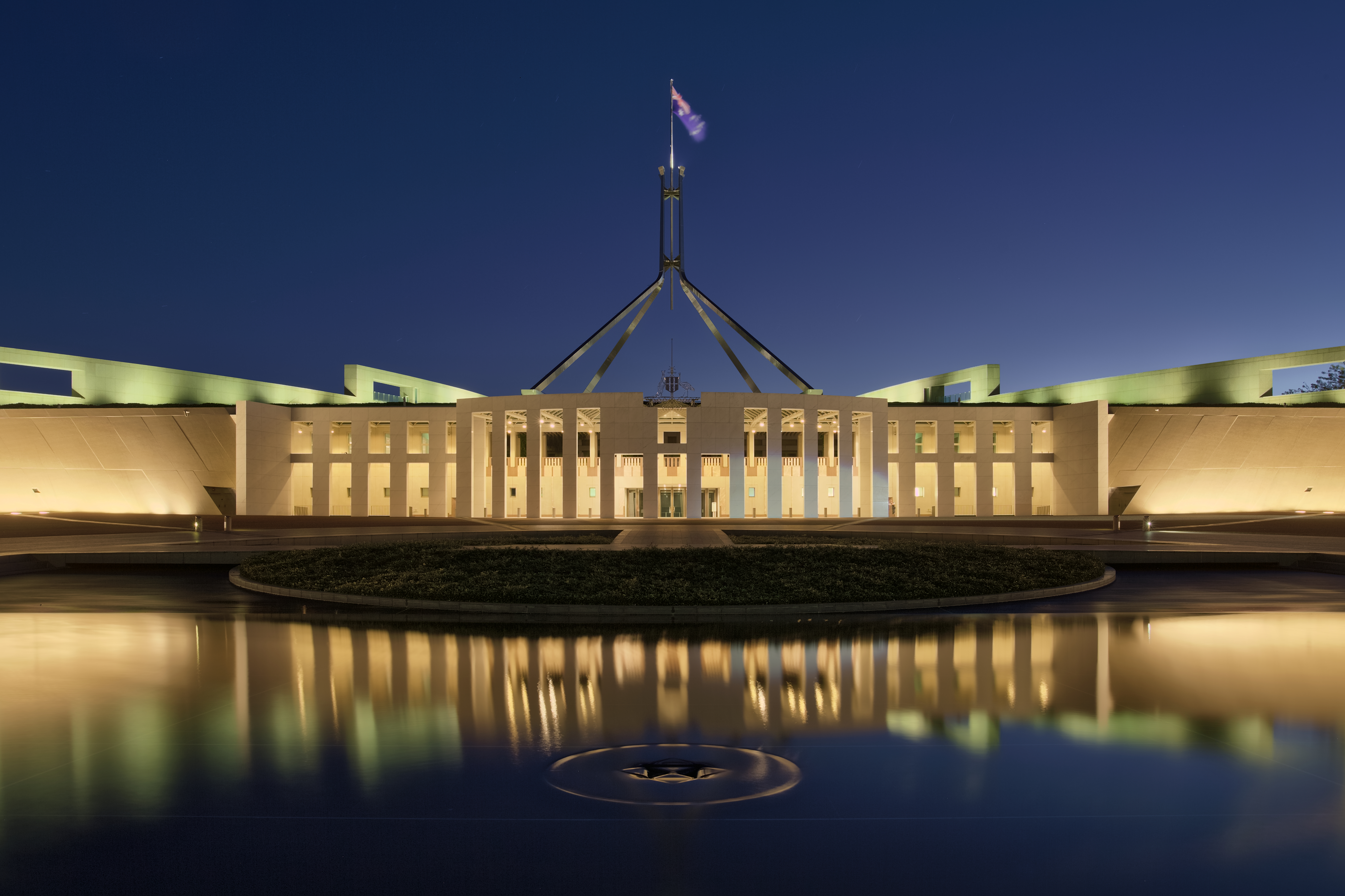 File Parliament House At Dusk Canberra Act Jpg Wikimedia Commons