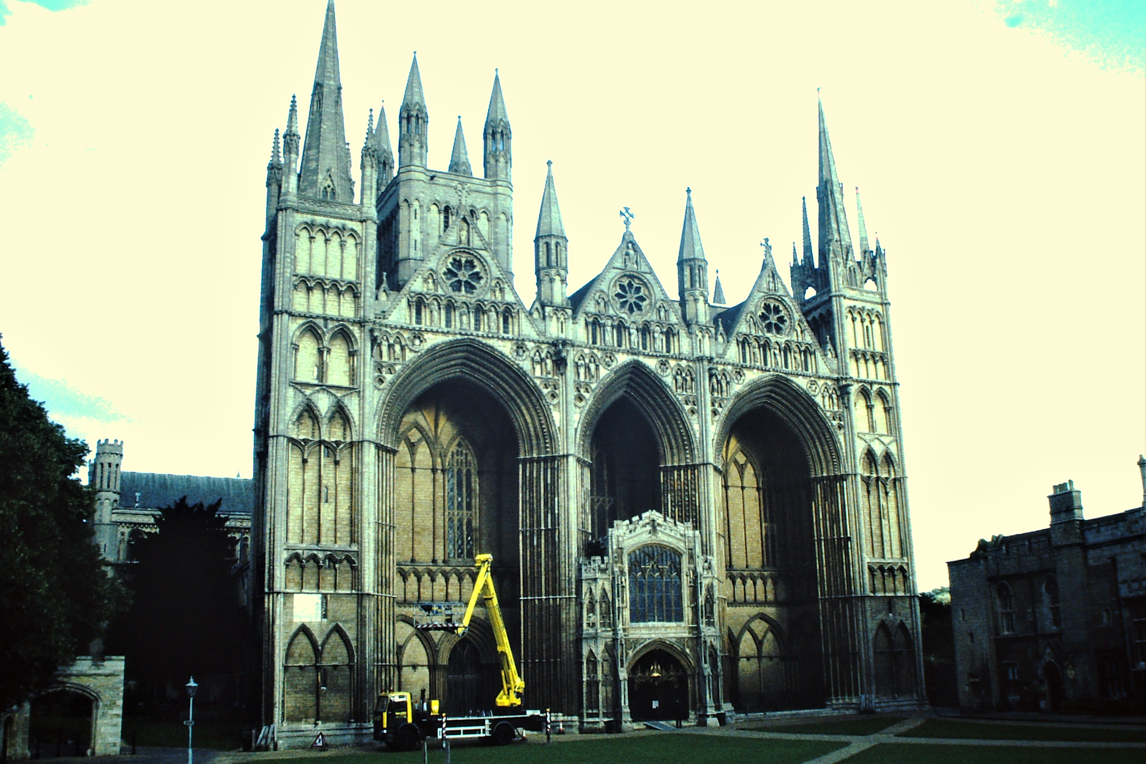 Peterborough is a cathedral city in england. Профиль контрфорса собора в Питерборо. Культура Питерборо. Собор свв.Петра, Павла и Андрея в Питерборо интерьер. Washington Cathedral of St. Peter and Paul.