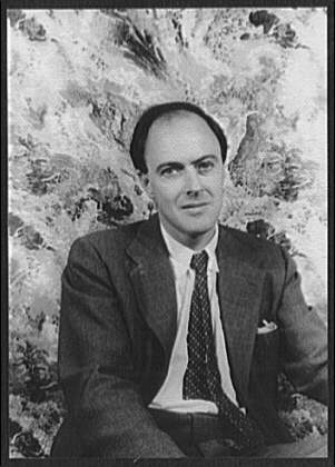 File:Portrait of Roald Dahl LCCN2004662763.jpg