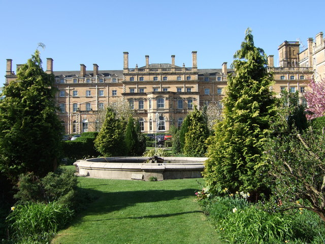 File:Royal York Hotel and fountain - geograph.org.uk - 407835.jpg