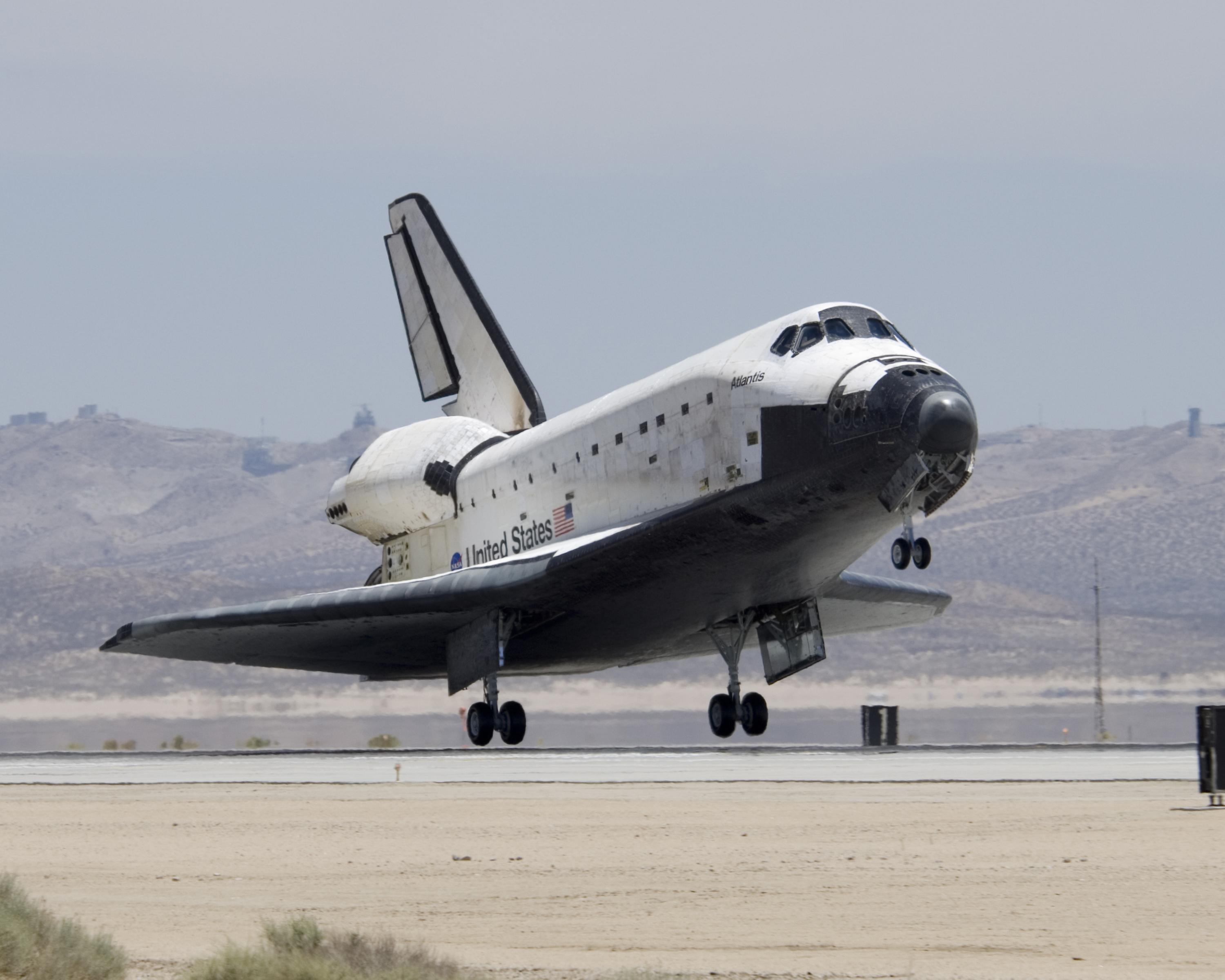 Самолет 5 букв. Спейс шаттл посадка. Space Shuttle посадка. Space Shuttle приземление. Шаттл приземляется.