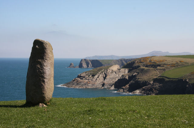 Standing stone above Trefin bay - geograph.org.uk - 1861370