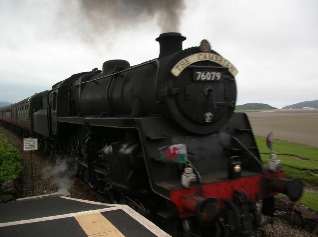 File:Steam train passes Llandecwyn station - geograph.org.uk - 1062803.jpg