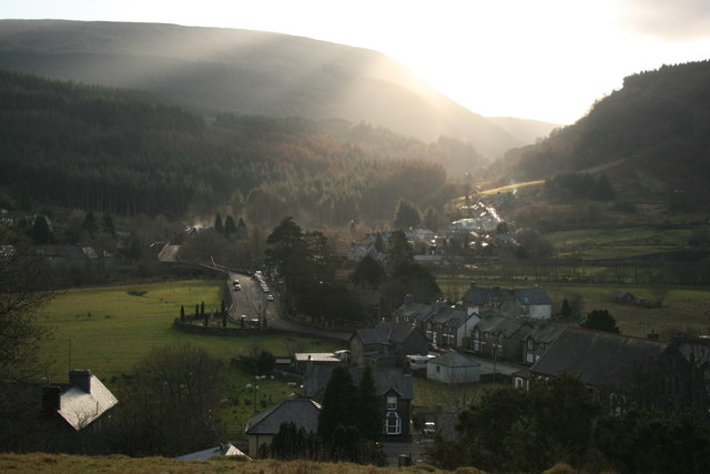 File:Sun shining over the village - geograph.org.uk - 1092833.jpg