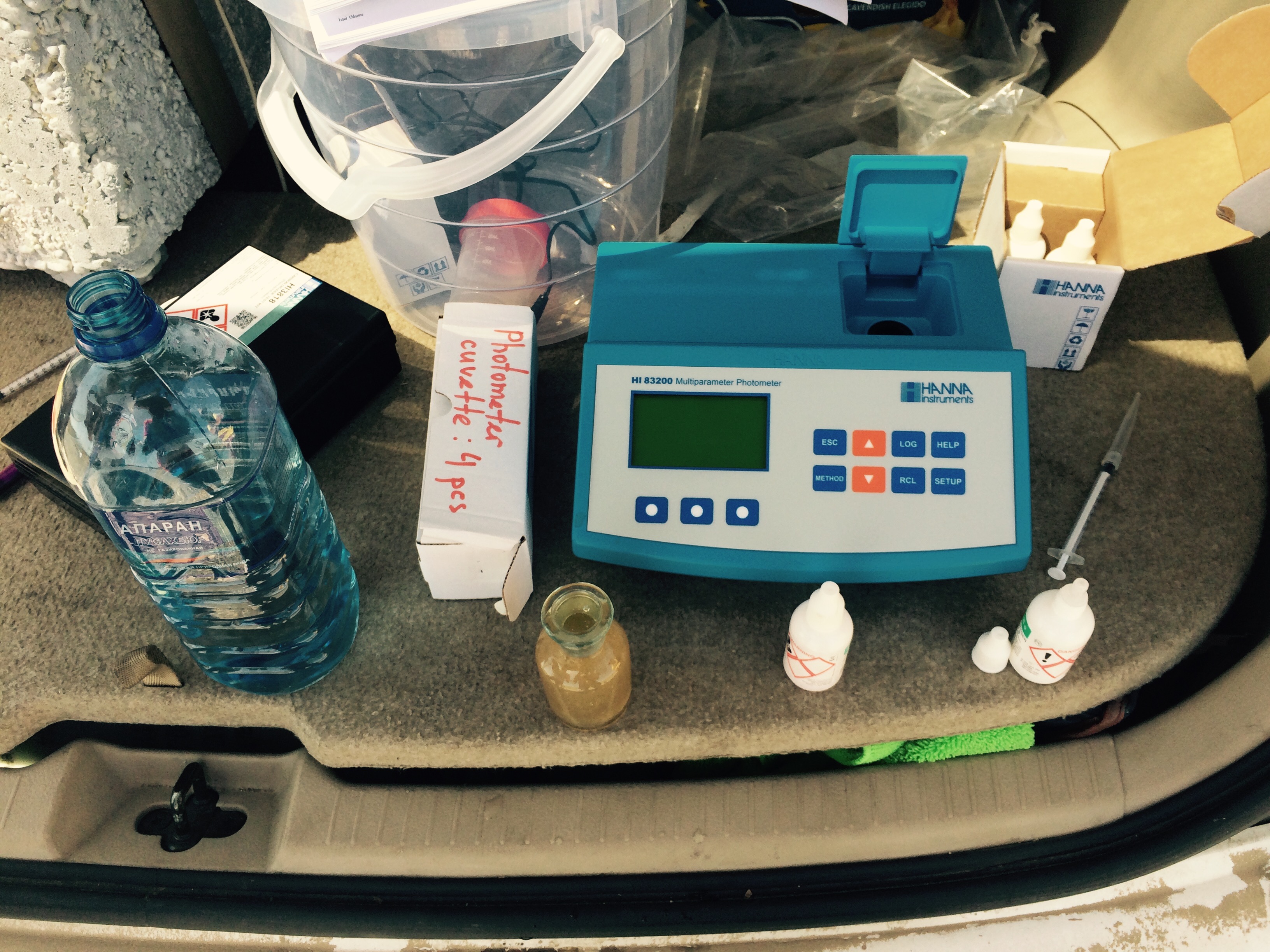 Measuring the dissolved oxygen through a multi-parameter photometer