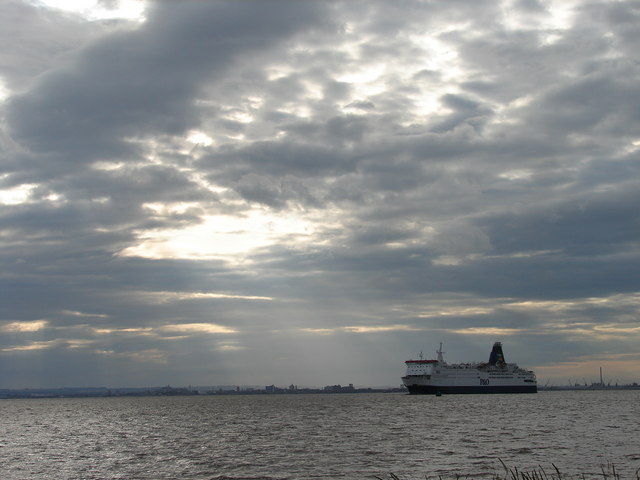 File:The Pride of Bruges leaves Hull - geograph.org.uk - 1395753.jpg