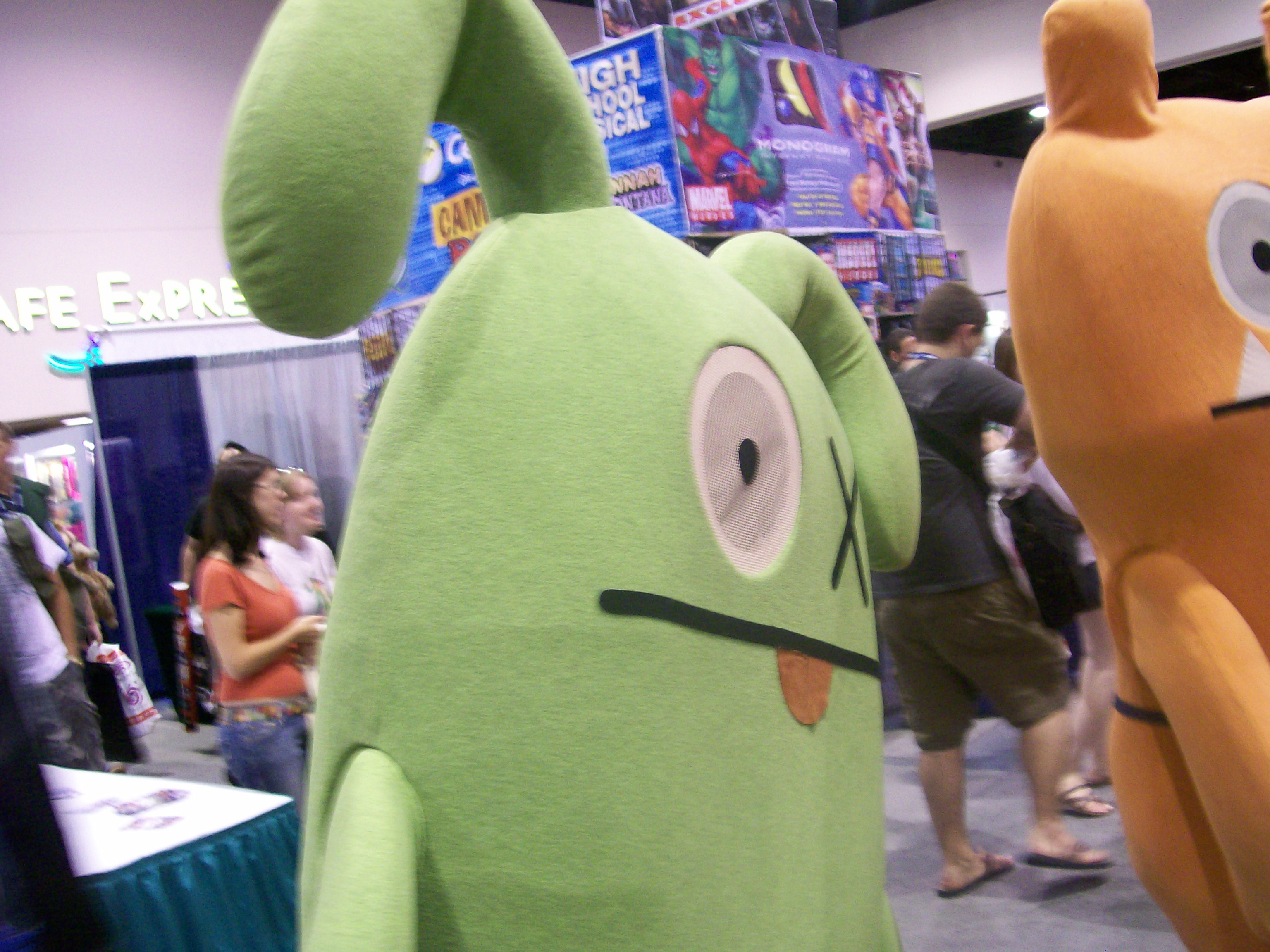 https://upload.wikimedia.org/wikipedia/commons/b/b6/Uglydoll_green_mascot_%283315061274%29.jpg