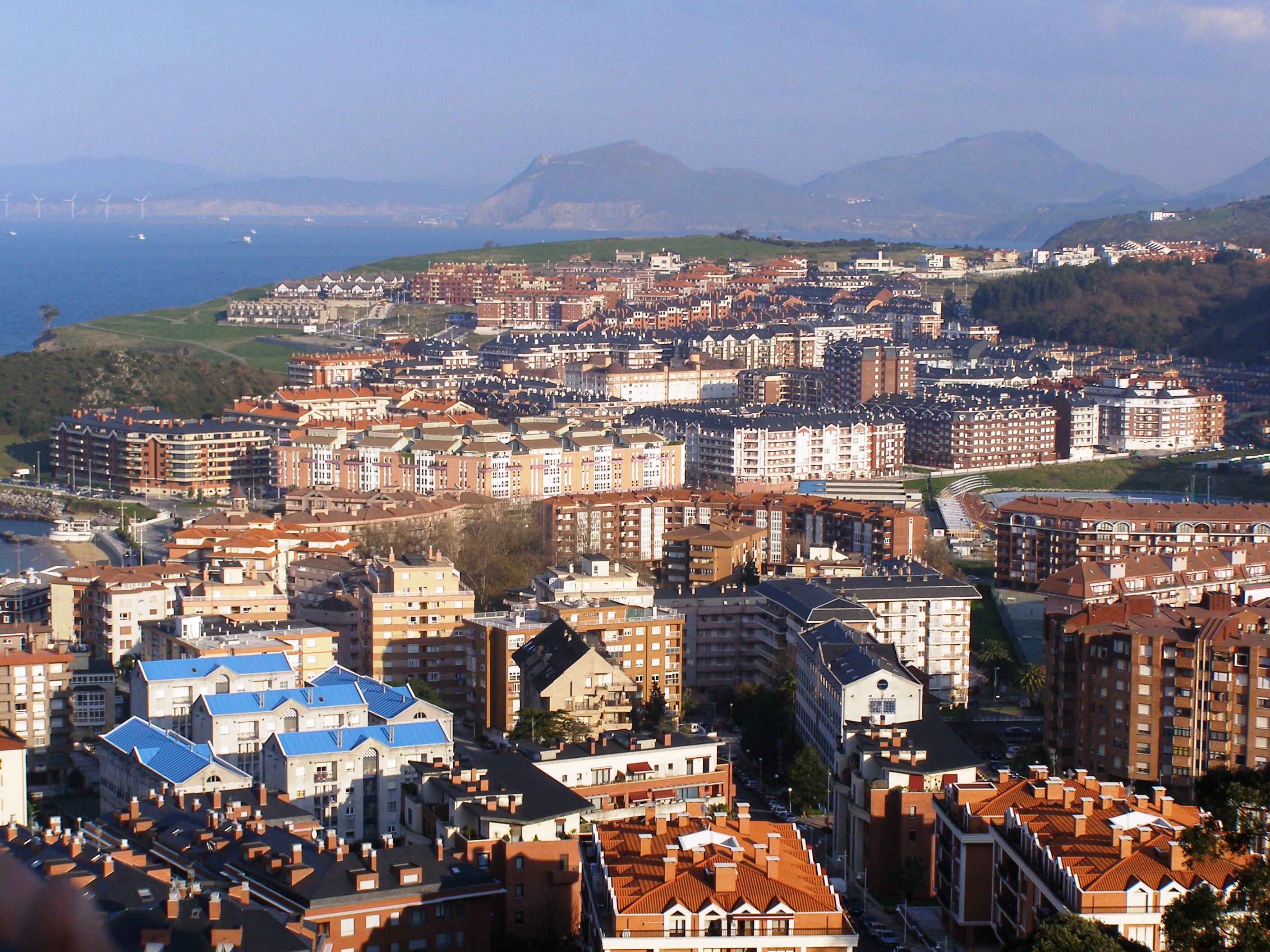 File:Vista de Castro Urdiales.jpg Wikimedia Commons