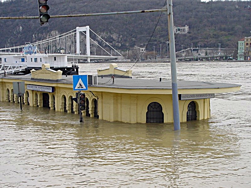 File:Árvíz 2006 Budapest Vigadó tér.JPG