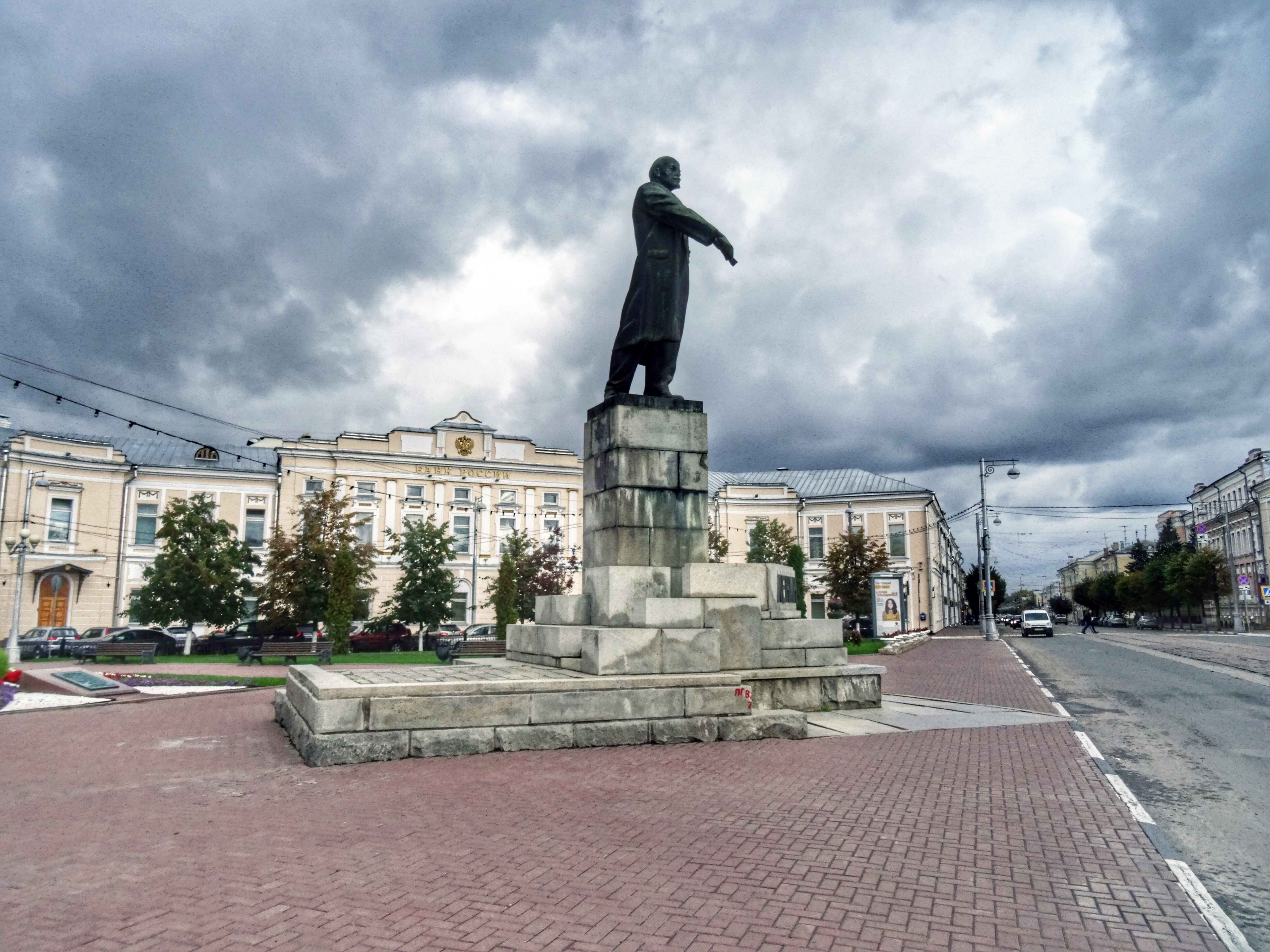 Памятник Ленину в Ростове-на-Дону. Памятник в.и. Ленину (пл. Ленина) Балаково. Памятник Ленину на площади Ленина (Нижний Новгород). Памятник Ленину Томск.