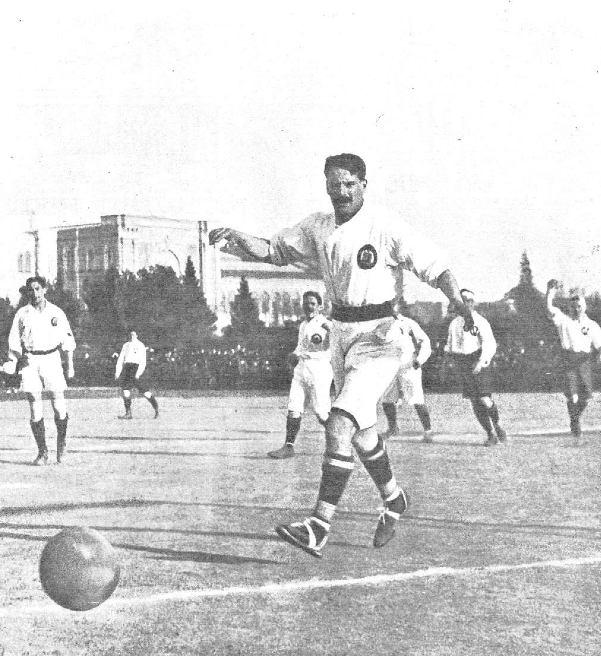 File:1909-12-15, Actualidades, El deporte de actualidad, Una jugada interesante en un partido de foot-ball, Rivero (cropped).jpg - Wikipedia