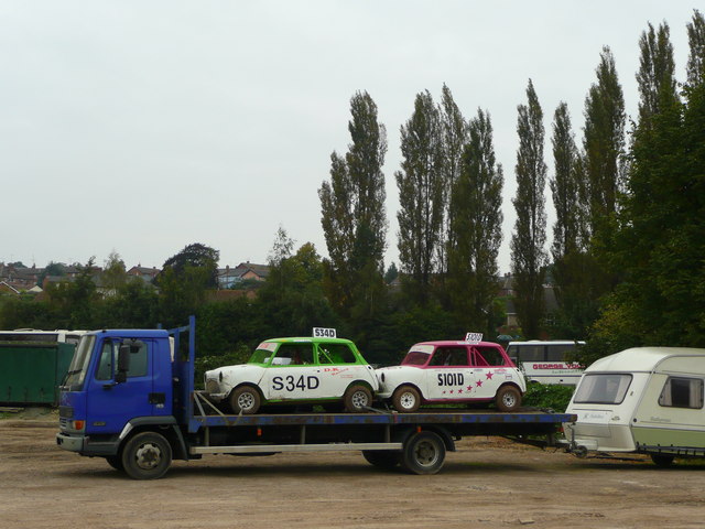 File:A couple of Minis - geograph.org.uk - 991237.jpg