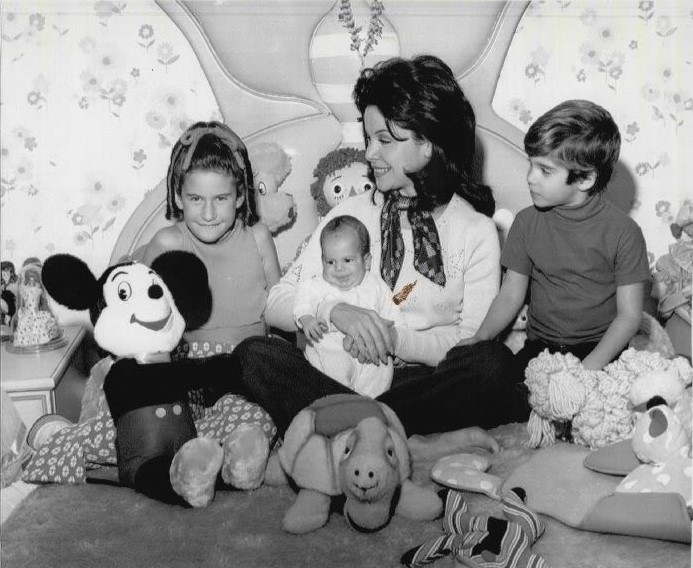 File:Annette Funicello sitting on bed with children 1975.jpg - Wikimedia Co...
