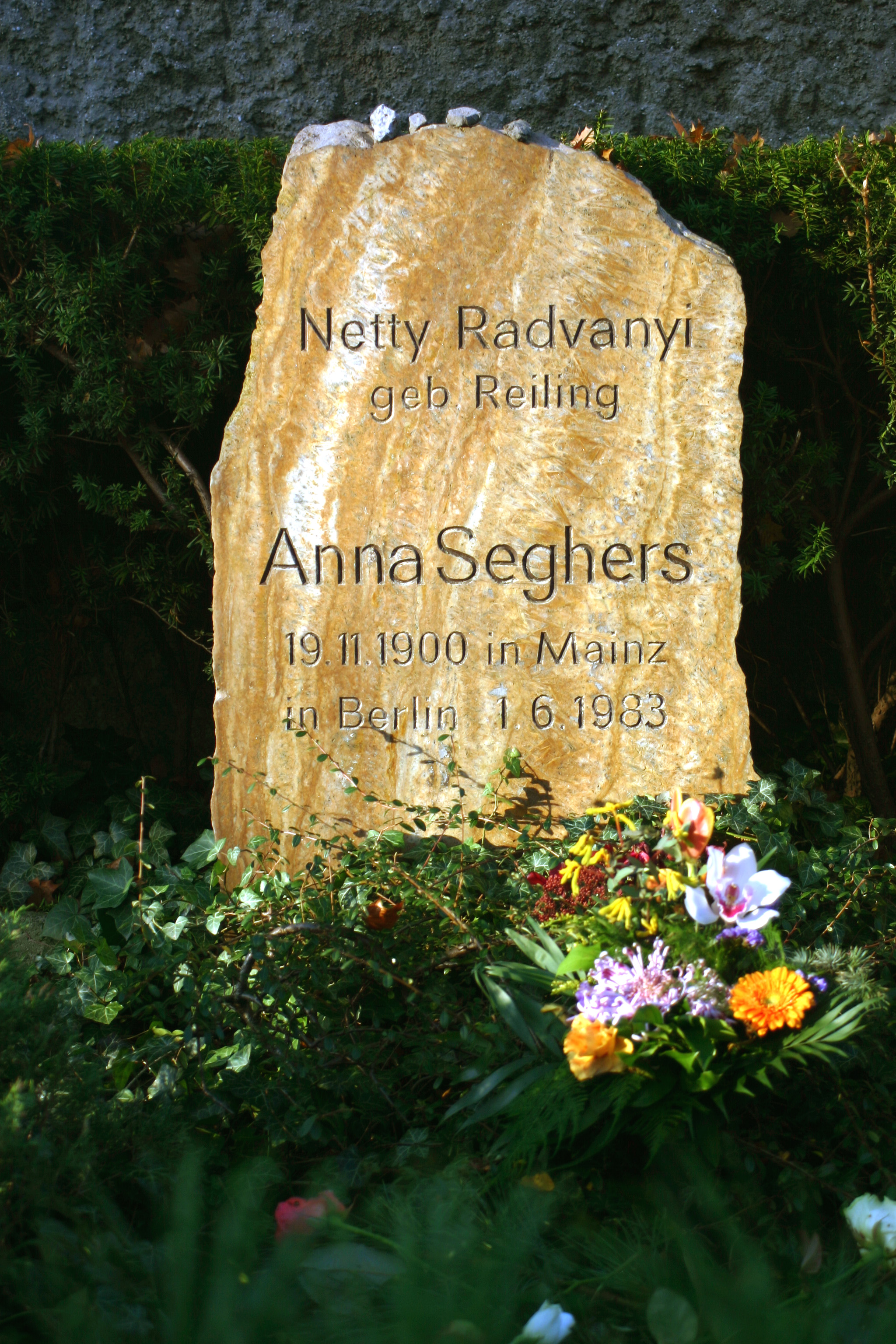 Graf van Anna Seghers op het Dorotheenstädtischen Friedhof in Berlijn