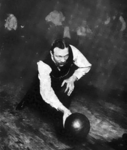 File:Bowling, 1917.jpg