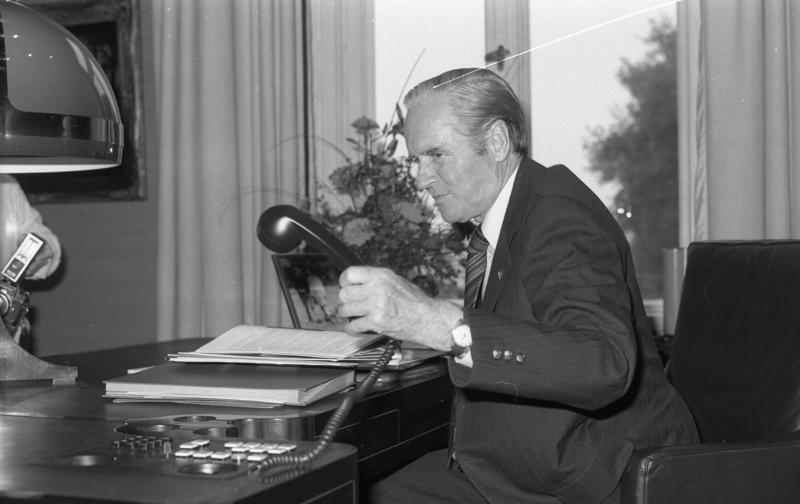 File:Bundesarchiv B 145 Bild-F056555-0010, Bonn, Bundespräsident Carstens am Schreibtisch.jpg