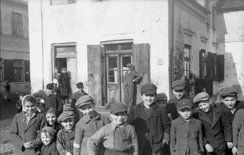 File:Bundesarchiv Bild 101I-322-2468-15, Russland, Gruppe von jüdischen Kindern.jpg