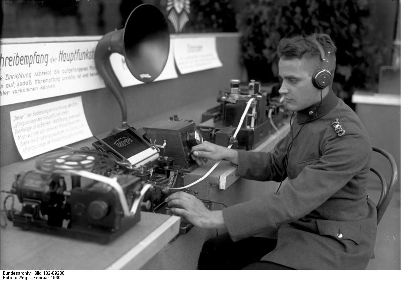 File:Bundesarchiv Bild 102-09288, Nachrichtenstelle der Schutzpolizei.jpg