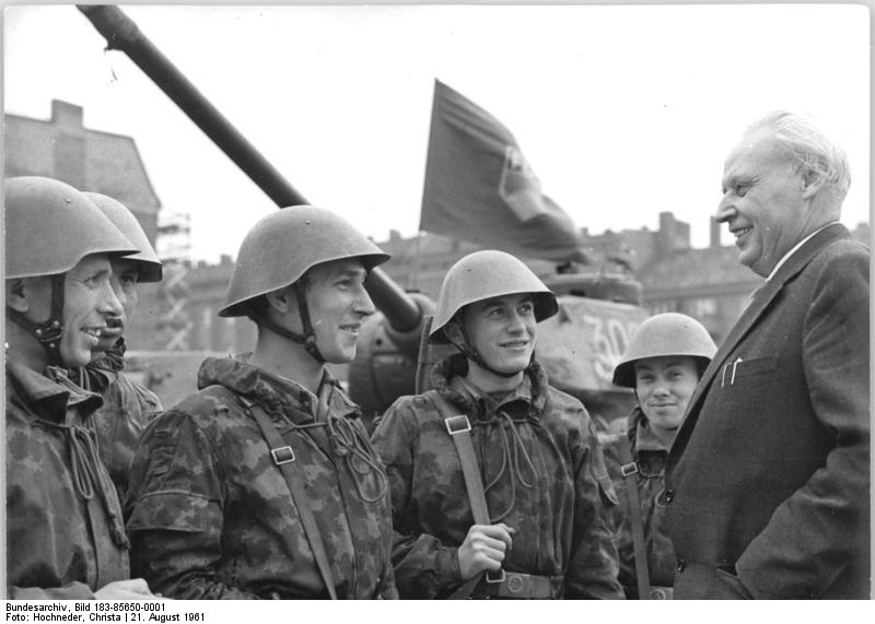 File:Bundesarchiv Bild 183-85650-0001, Berlin, Mauerbau, Warnke besucht NVA.jpg