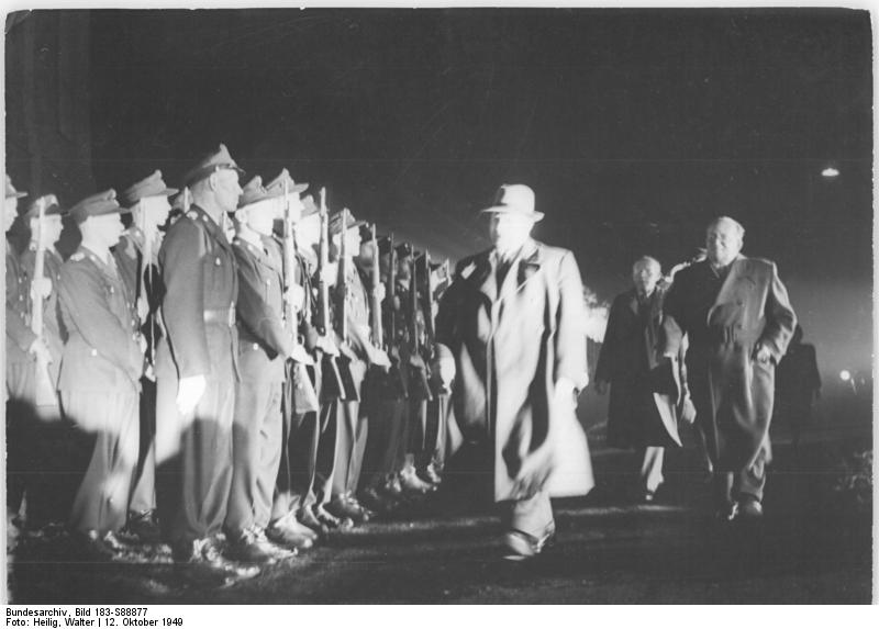 File:Bundesarchiv Bild 183-S88877, Berlin, DDR-Gründung, Ehrenformation der VP.jpg