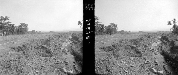 File:COLLECTIE TROPENMUSEUM Banjir stenen in de rivier Kali Batang hier stromend vanaf Merapi Java TMnr 10004436.jpg