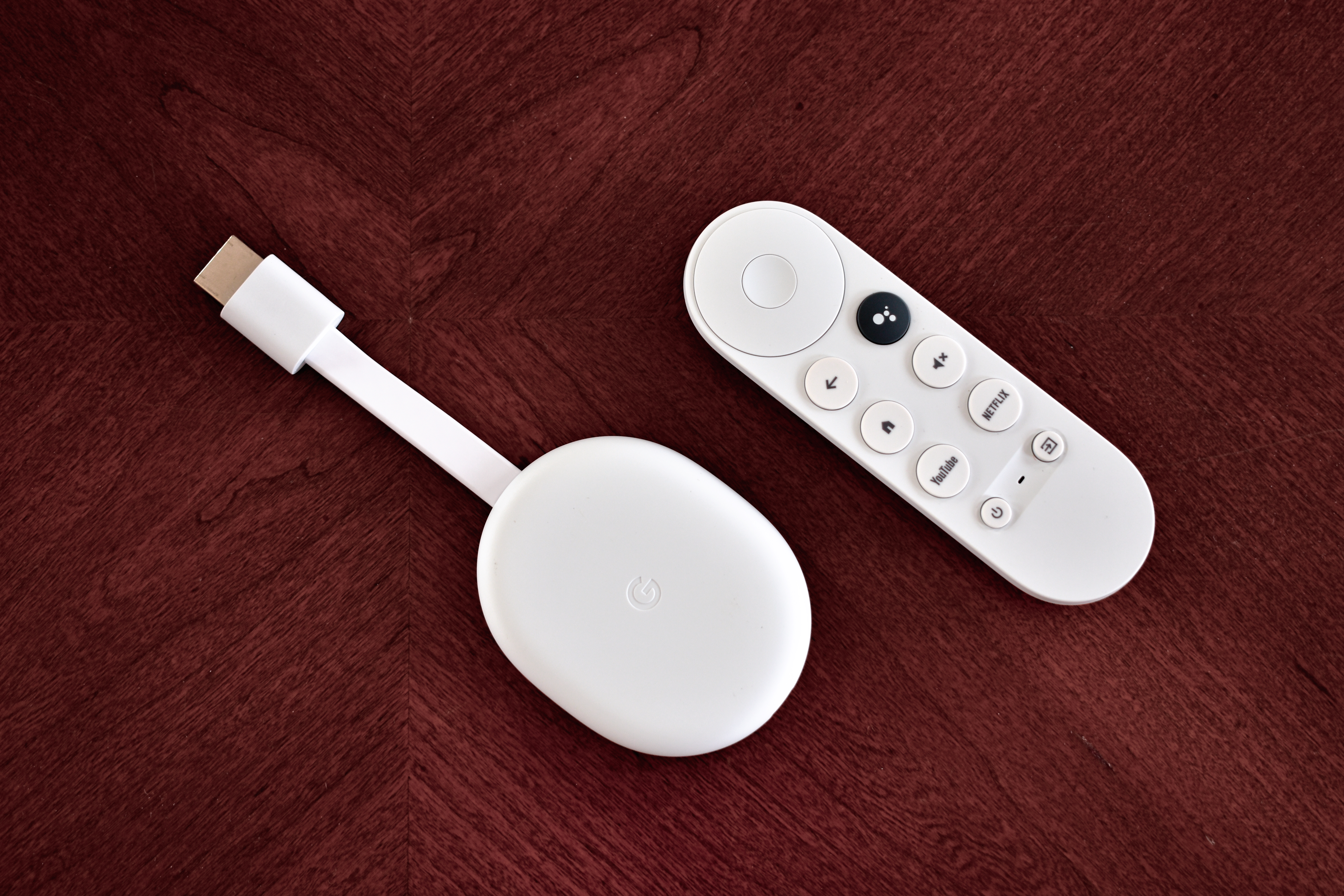 ファイル:Chromecast-with-Google-TV-snow-color-on-wood-table2.jpg ...