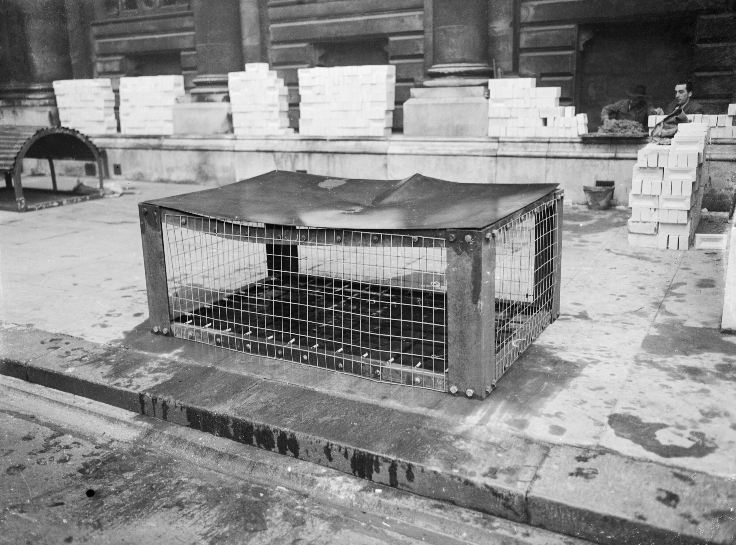 File Civil Defence In Britain Morrison Shelter Test 1941 D58 Jpg Wikimedia Commons