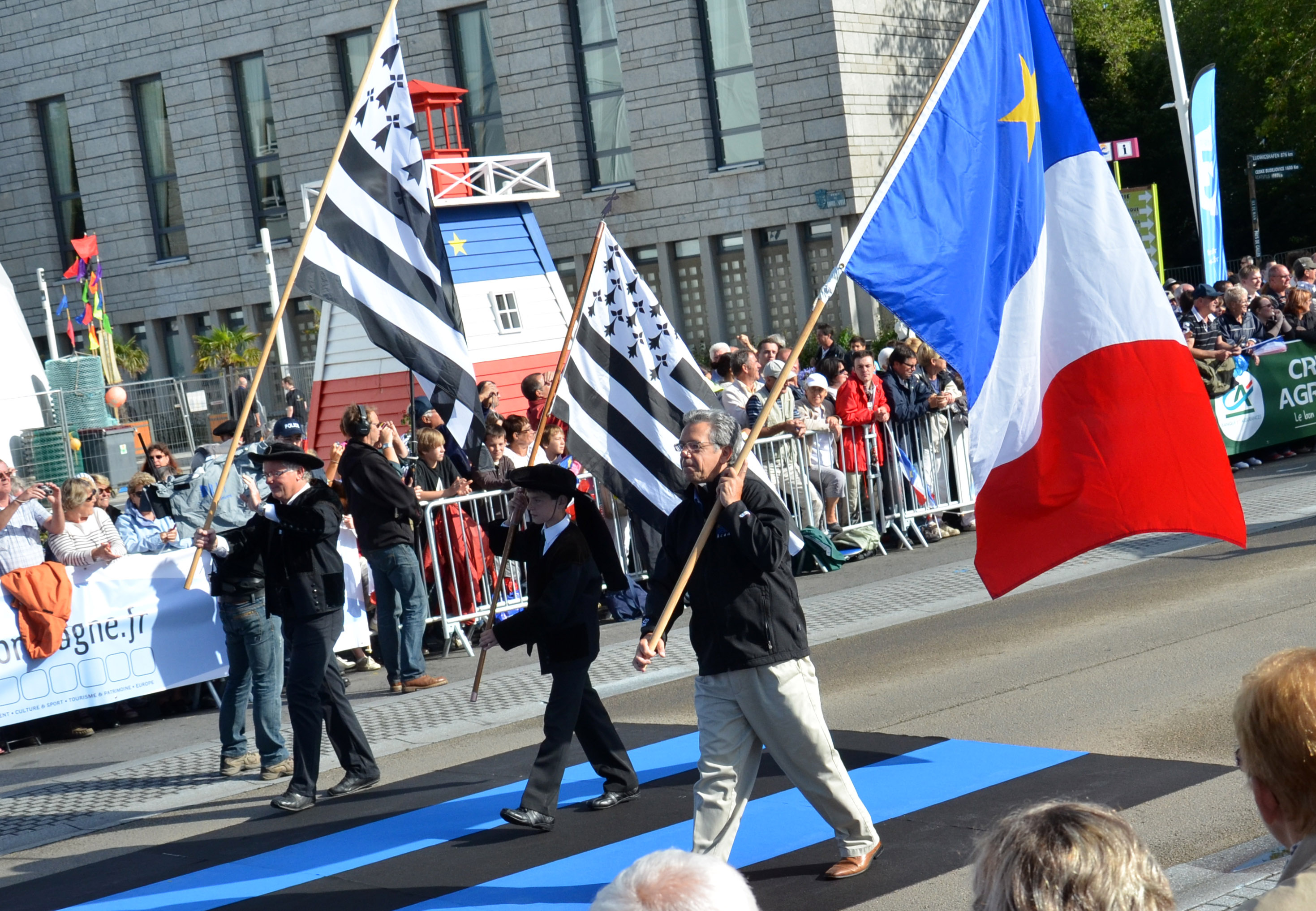 File:Drapeaux Grande parade du Festival interceltique de Lorient  -  Wikimedia Commons