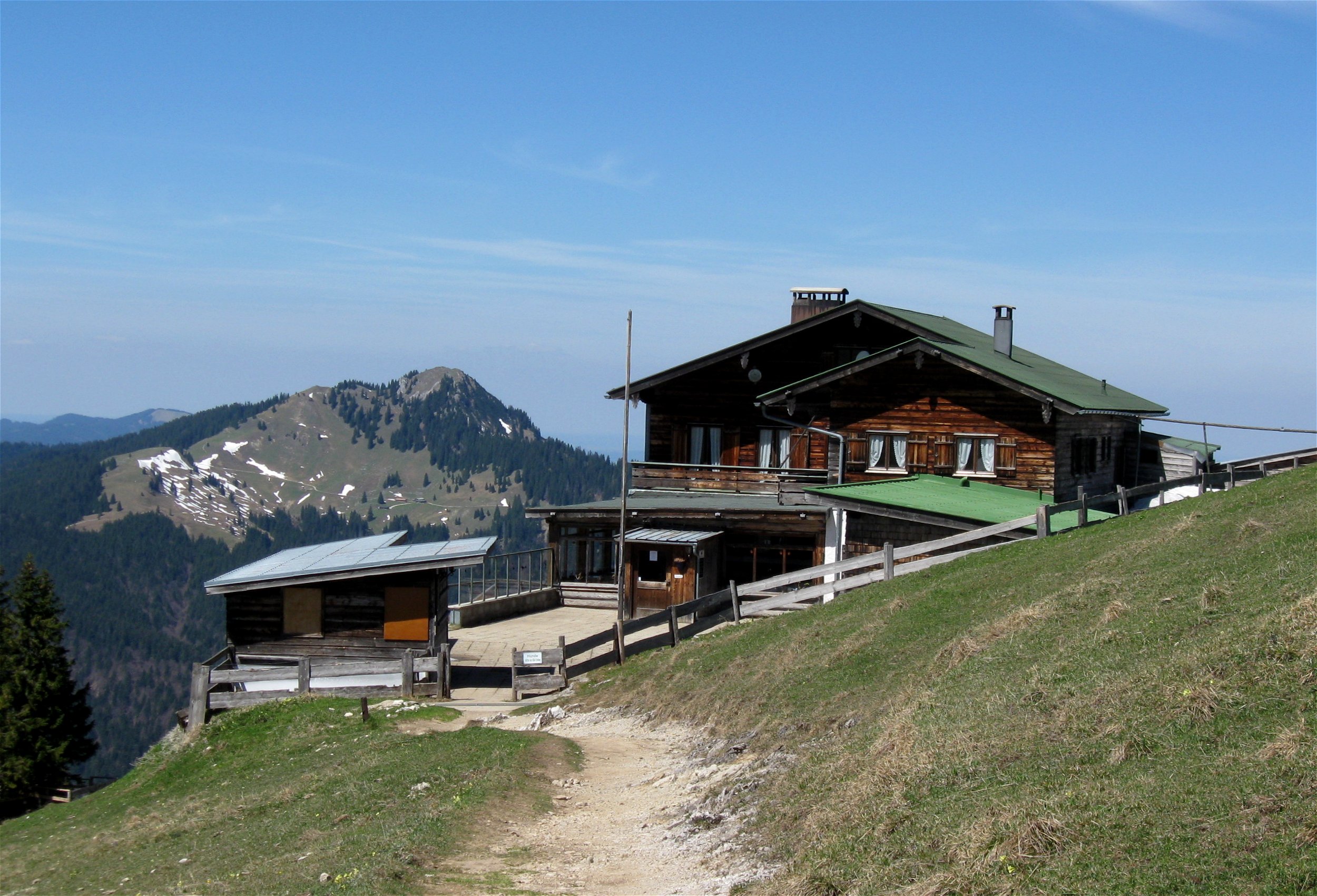 Hirschberghaus, im Hintergrund der Fockenstein