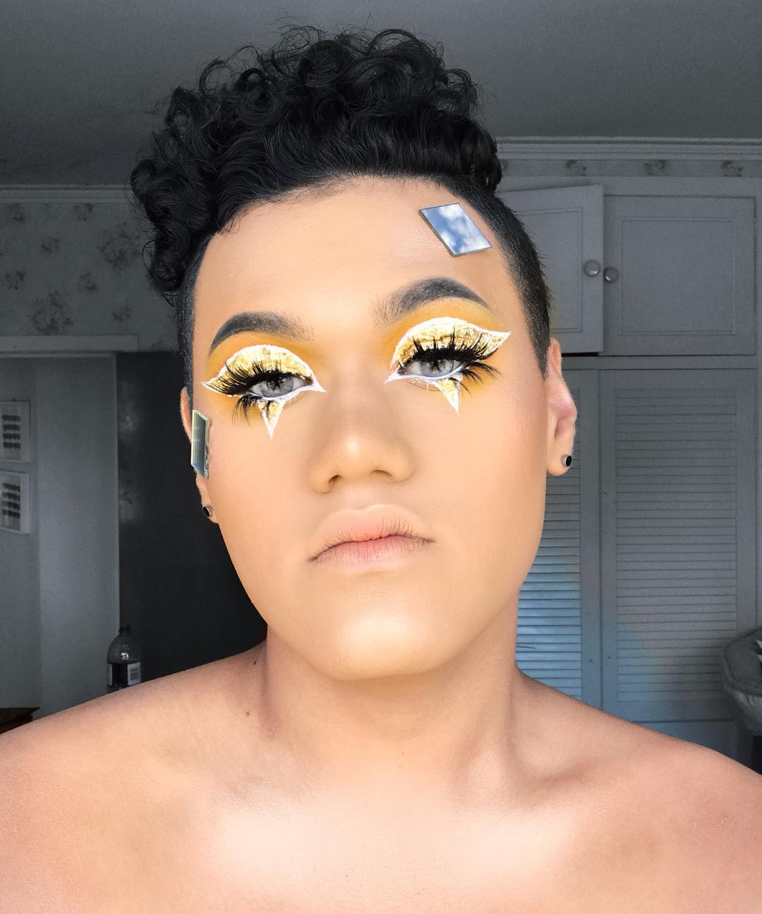 https://upload.wikimedia.org/wikipedia/commons/b/b7/Kylee_Fleek_Yellow_Gold_Foil_Drag_Makeup.jpg