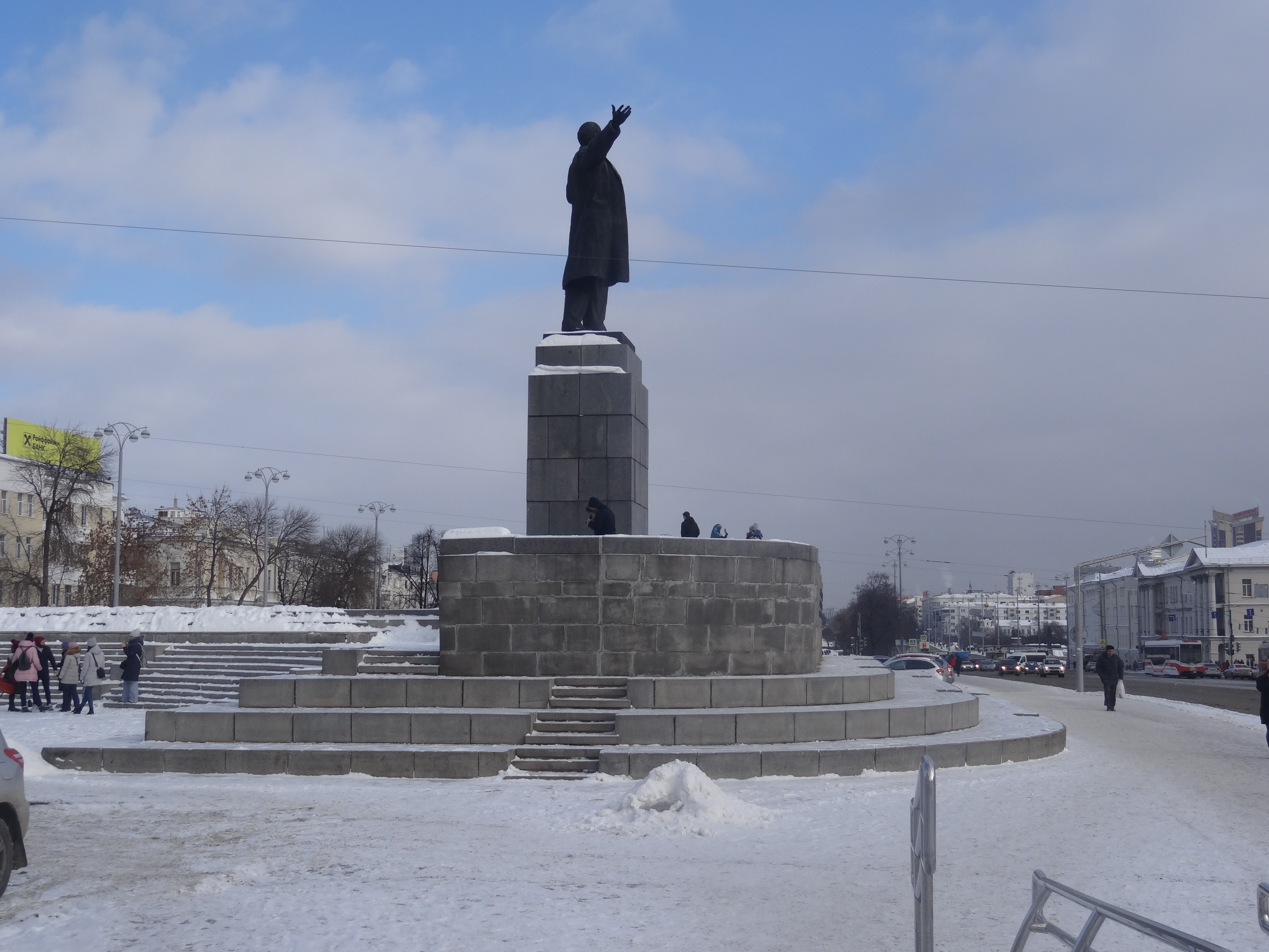 24 апреля екатеринбург. Памятник Кирова Екатеринбург. Екатеринбург виз памятник. Памятник Ильину в Екатеринбурге. Памятник красноармейцам в Екатеринбурге.