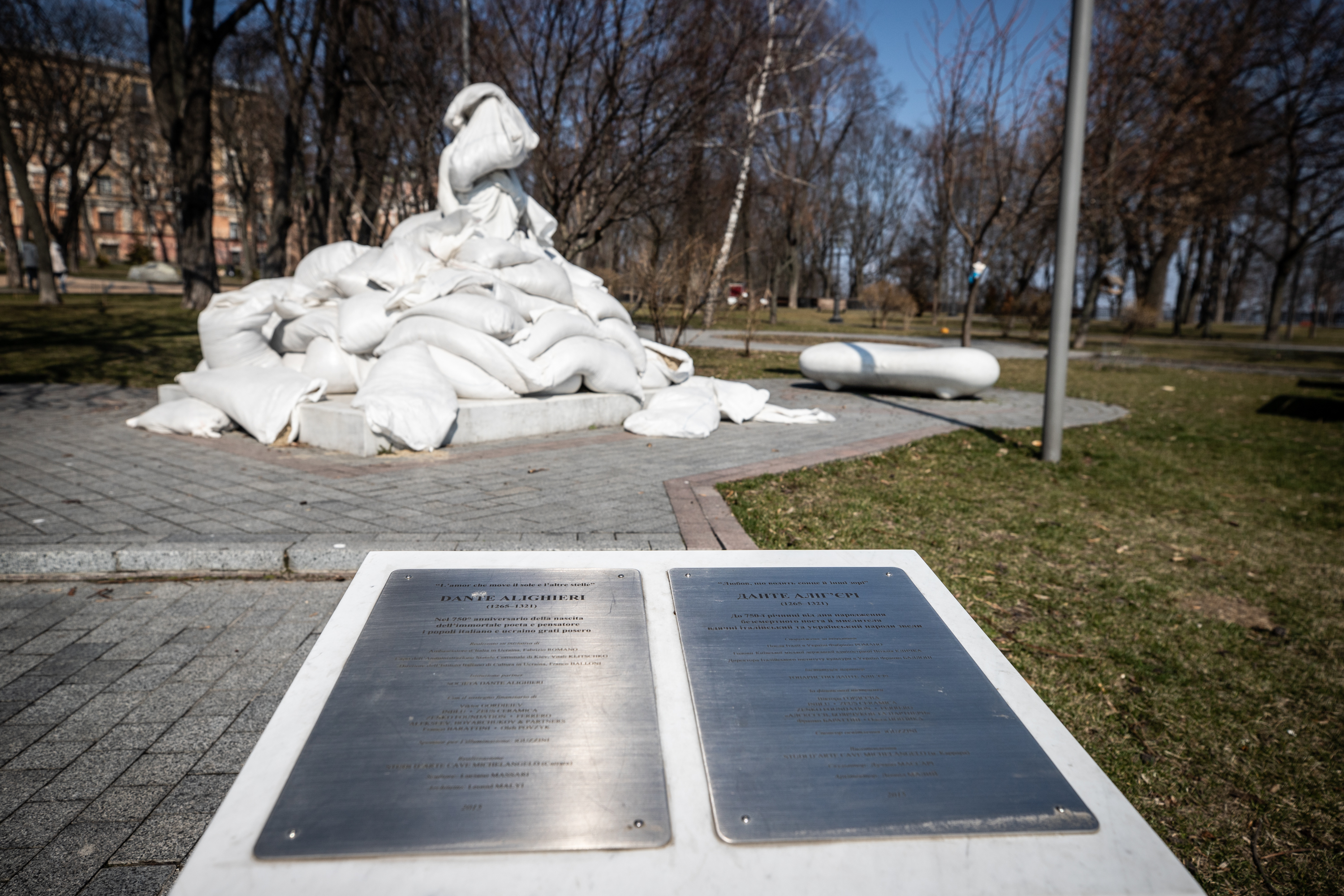 File Monument to Dante Alighieri during Russian invasion of