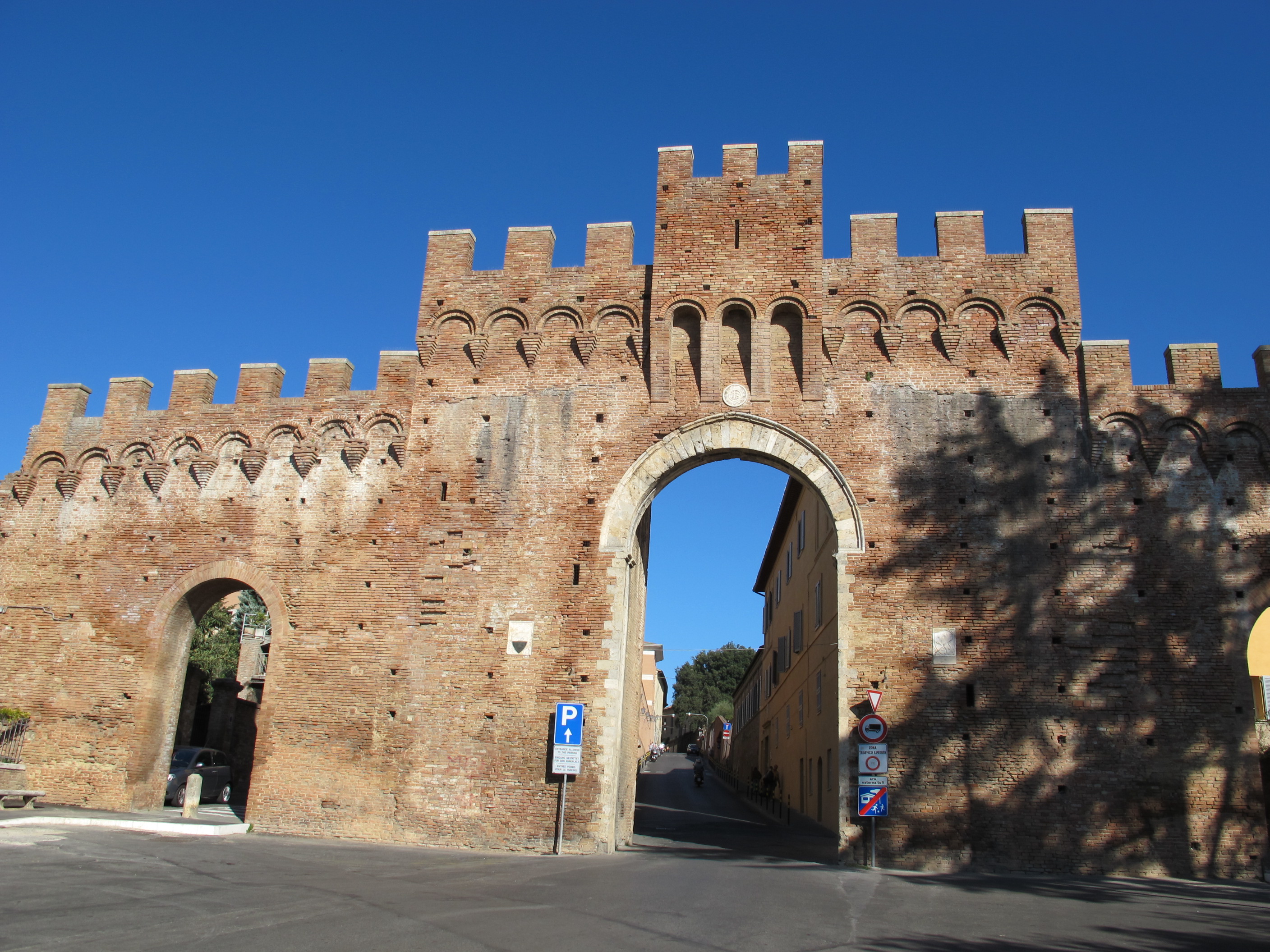 Porta Tufi 01.JPG