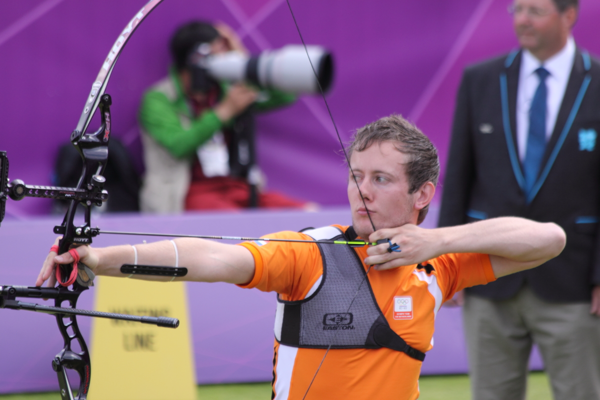 Рік ван дер Вен стріляє з класичного лука під час Олімпійських ігор 2012 року